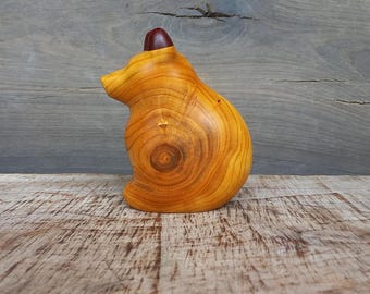 Handgeschnitzte Bärenfigur aus Aprikosenholz: Minimalistische Tierskulptur