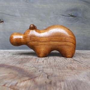 Holzfigur „Das Nilpferd“. Hand geschnitzte kleine Statue, exotische unbeobachtete Skulptur aus Holz, minimalistische Nilpferd Figur