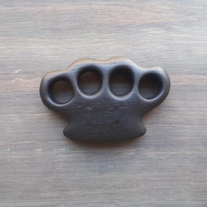 Puño de roble de pantano negro tallado a mano