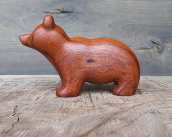 Handgeschnitzte Bärenfigur aus Palisander: Minimalistische Holzskulptur
