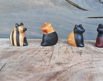 Handgeschnitzte hölzerne Bärenfigur: Minimalistisches Kunstdekor
