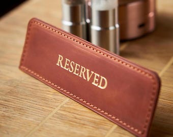 Panneau de réservation en cuir fait main – Élégante plaque de réservation pour restaurants et cafés