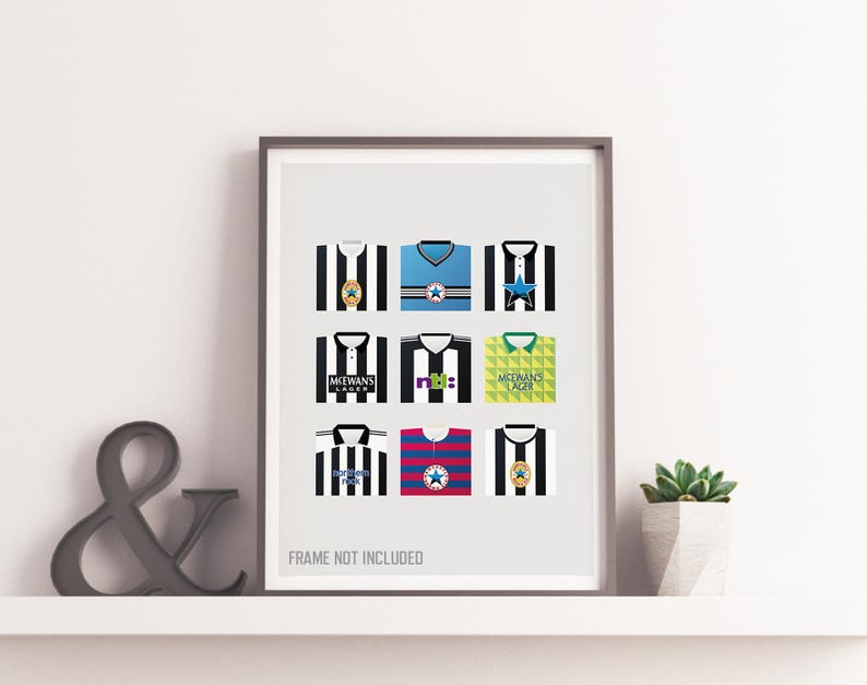 Op de afbeelding: Een ingelijste print met negen gestileerde voetbalshirts in verschillende ontwerpen. De shirts zijn voornamelijk zwart-wit, blauw en geel, met geometrische patronen en logo's. De zin "FRAME NOT INCLUDED" staat onderaan afgedrukt.