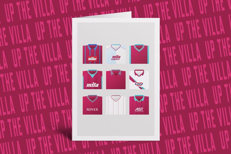 Puede incluir: Una tarjeta de felicitaci&oacute;n con nueve ilustraciones estilizadas de camisetas de f&uacute;tbol en color burdeos y azul. La tarjeta tiene un fondo blanco con un patr&oacute;n repetido de la frase "Up the Villa" en rojo oscuro.