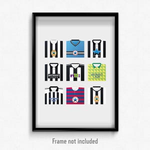 Op de afbeelding: Een ingelijste print met negen gestileerde voetbalshirts. De shirts tonen verschillende kleurenschema's, waaronder zwart-witte strepen, blauw, rood en groen, met teamlogo's en sponsordetails. De tekst "Frame not included" staat onderaan.