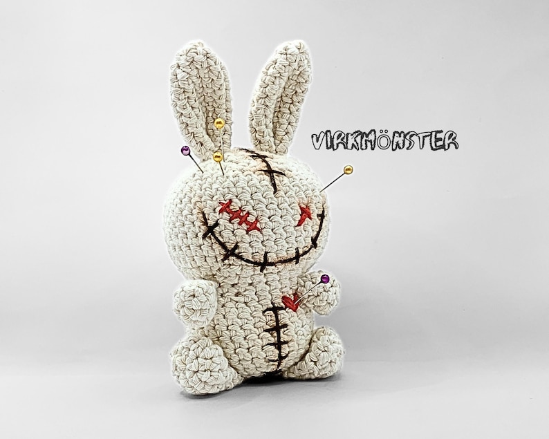 Virkmönster Voodoo kanin, Amigurumi kanin, Halloween dekoration, Gotisk virkning, Spöklik virkad docka PDF, Virkad nåldyna, Voodoo docka