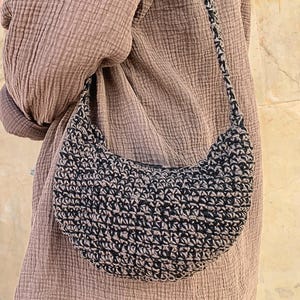 Skapa en snygg och hållbar crossbody-väska som passar både sommarens festivaler och vinterpromenader.