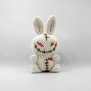 Virkad voodoo kanin, amigurumi mönster för Halloween och gotisk inredning
