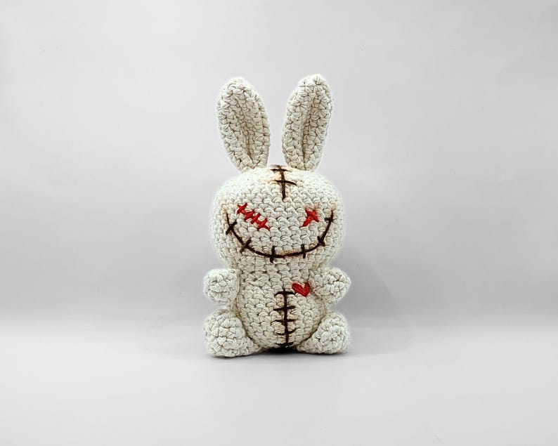 Virkad voodoo kanin, amigurumi mönster för Halloween och gotisk inredning
