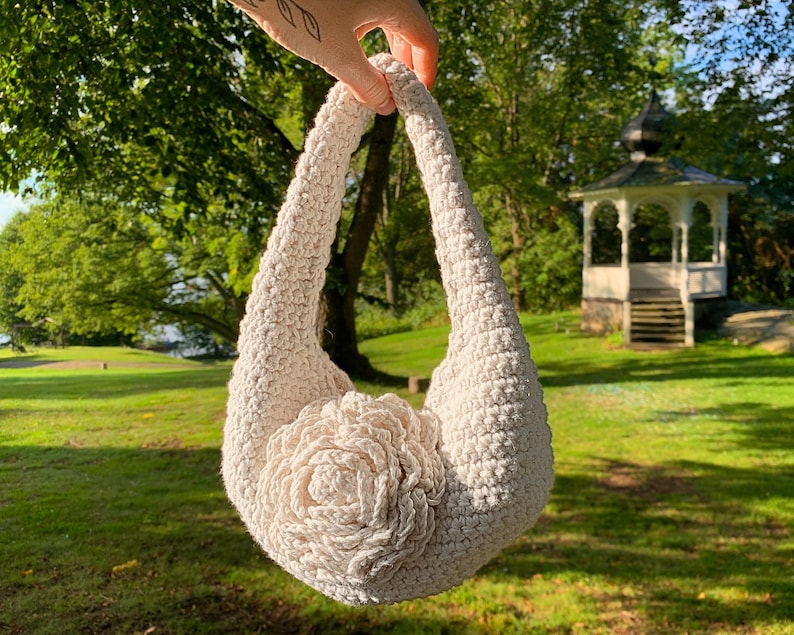 Virka en romantisk väska med rosmotiv, ett mönster som kombinerar kreativitet och elegans.