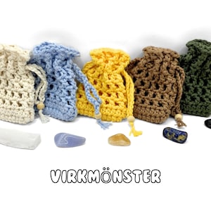 Pode incluir: Cinco saquinhos de crochê com cordão de ajuste em branco, azul claro, amarelo, marrom e verde, com várias pedras e cristais na frente deles. O texto "VIRKMØNSTER" é visível abaixo dos saquinhos.