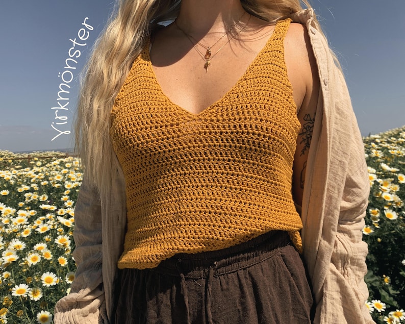 Virkmönster på svenska. Virka ditt eget lätta och luftiga sommarlinne! Detta V-ringade linne i bomull är perfekt för stranddagar, festivaler och varma kvällar. Nybörjarvänligt virkmönster!