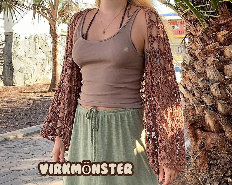 ✨ VIRKMÖNSTER – BOHEMISK BOLERO ✨
Ge din garderob en touch av boho-chic med denna vackra virkade bolero! Detta mönster guidar dig steg för steg till att skapa en luftig, stilren och lättburen bolero – perfekt för festivaler, sommaräventyr eller som ett extra lager året runt.