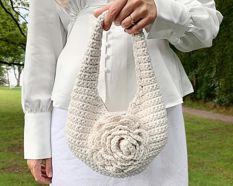 Mönstret visar steg för steg hur du virkar en väska med ros, perfekt för bröllop, dop eller sommarfester.