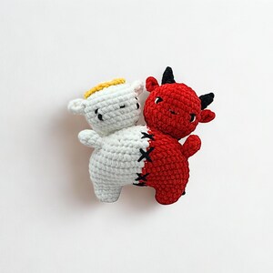 Virkmönster för en unik ängel och djävul som amigurumi.