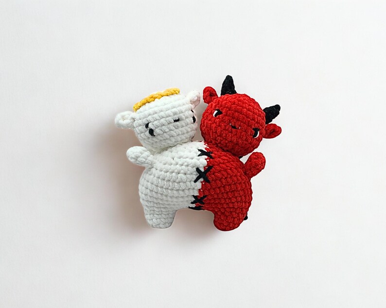 Virkmönster för en unik ängel och djävul som amigurumi.