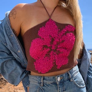 Skapa din egen vackra hibiskus-topp med detta nybörjarvänliga virkmönster! Detta mönster inkluderar detaljerade instruktioner för att virka en topp med ett vackert hibiskusblommotiv. Perfekt för dig som älskar att virka och vill skapa något unikt och personligt. Oavsett om du är nybörjare eller har erfarenhet, kommer du att kunna följa mönstret enkelt och få en fantastisk resultat.