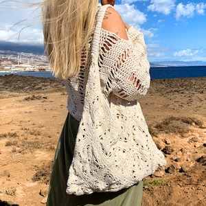 Skapa ditt eget trendiga tillbehör som kommer att lyfta vilken outfit som helst. Perfekt för handgjorda älskare och virkentusiaster. Skaffa mönstret idag!