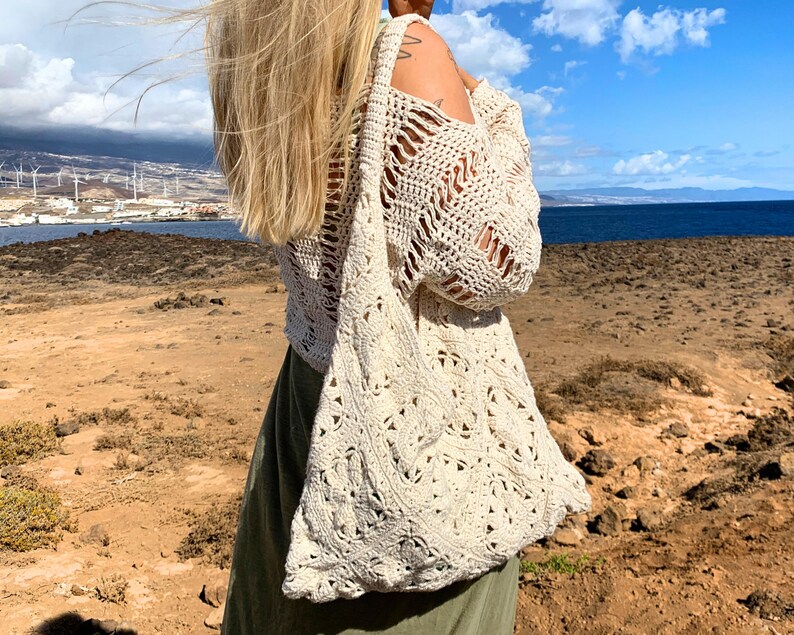 Skapa ditt eget trendiga tillbehör som kommer att lyfta vilken outfit som helst. Perfekt för handgjorda älskare och virkentusiaster. Skaffa mönstret idag!