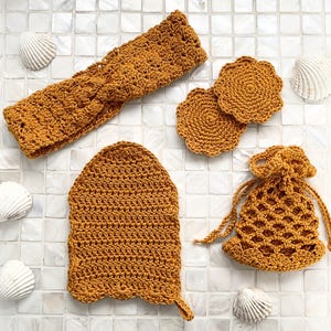 Virkmönster: Spa-kit i 4 delar: perfekt som present!
Unna dig själv eller någon du tycker om med ett lyxigt virkat spa-kit. Mönstret innehåller fyra enkla projekt: ansiktsskrubbies, en meshpåse med dragsko, ett hårband och en skrubbvante – alla med vackra detaljer i snäckskalsmönster. Perfekt för nybörjare och dig som älskar praktisk virkning med en touch av vardagslyx.