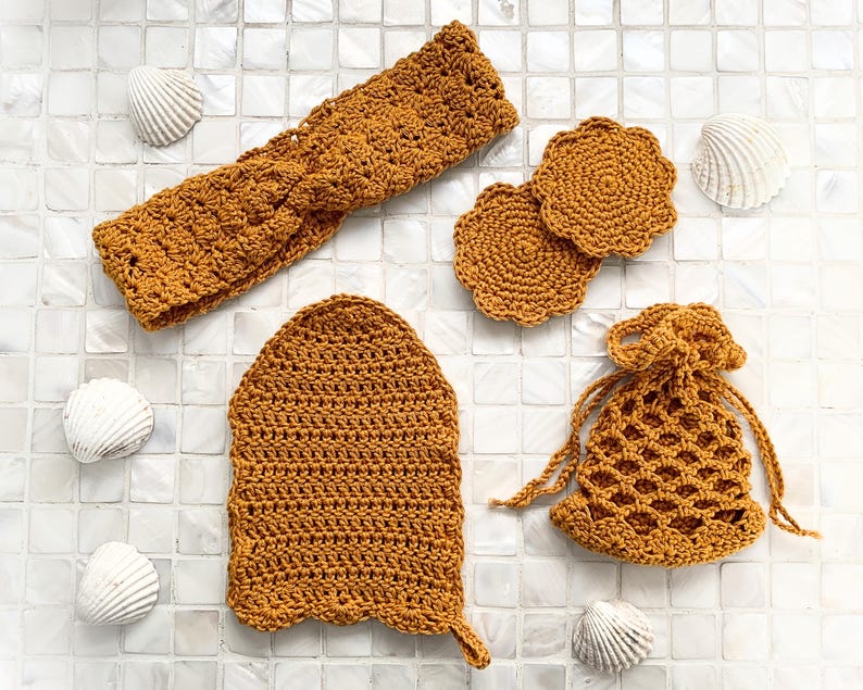 Virkmönster: Spa-kit i 4 delar: perfekt som present!
Unna dig själv eller någon du tycker om med ett lyxigt virkat spa-kit. Mönstret innehåller fyra enkla projekt: ansiktsskrubbies, en meshpåse med dragsko, ett hårband och en skrubbvante – alla med vackra detaljer i snäckskalsmönster. Perfekt för nybörjare och dig som älskar praktisk virkning med en touch av vardagslyx.