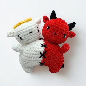 Virkad ängel och djävul i ett unikt amigurumi-virkmönster.