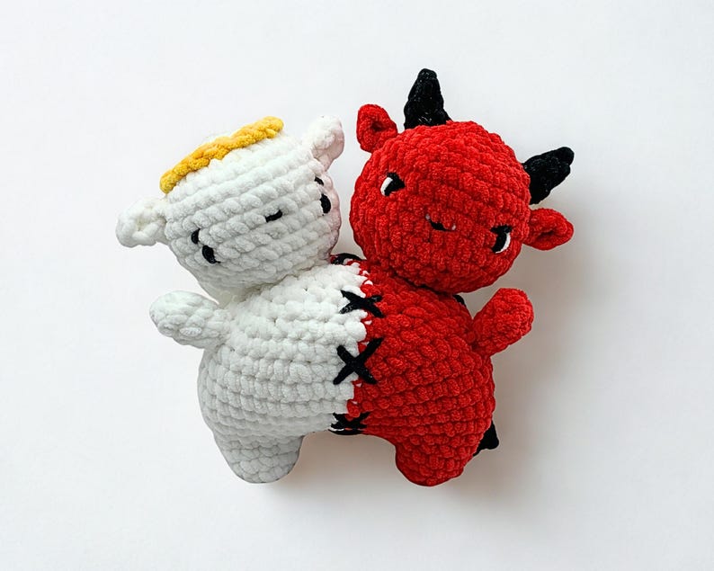 Virkad ängel och djävul i ett unikt amigurumi-virkmönster.