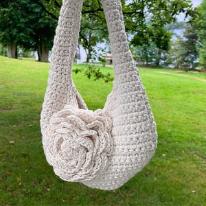 Den här virkade rosväskan är ett nybörjarvänligt projekt som kombinerar boho-stil och elegant charm i ett romantiskt virkmönster.