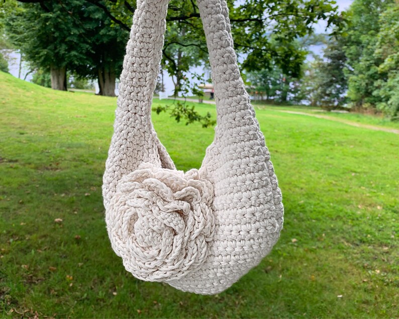 Den här virkade rosväskan är ett nybörjarvänligt projekt som kombinerar boho-stil och elegant charm i ett romantiskt virkmönster.