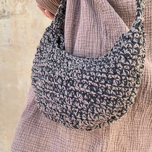 Virka din egen crossbody-axelremsväska som passar perfekt till alla tillfällen.