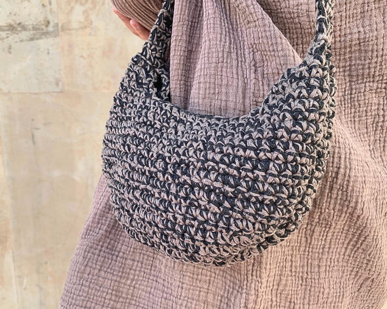Virka din egen crossbody-axelremsväska som passar perfekt till alla tillfällen.