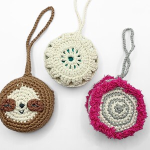 Virkad rund liten förvaringspåse som är perfekt som present eller som en personlig handgjord accessoar.