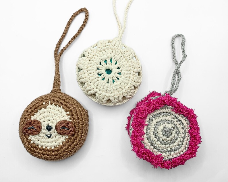 Virkad rund liten förvaringspåse som är perfekt som present eller som en personlig handgjord accessoar.