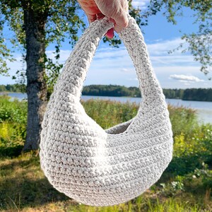 Stilren virkad handväska som passar alla tillfällen.