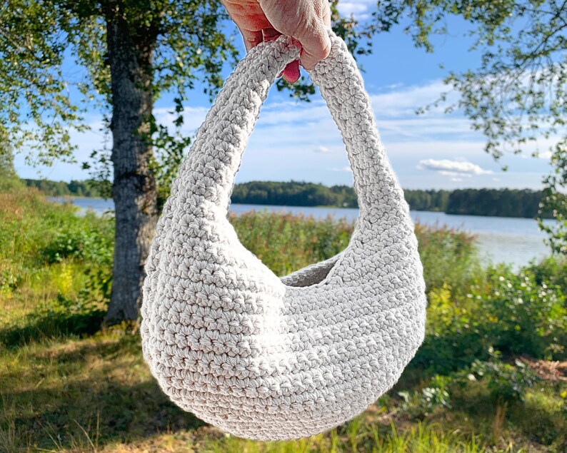 Stilren virkad handväska som passar alla tillfällen.