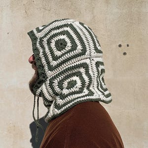 Virkad balaklava i mormorsrutor som passar unisex.
