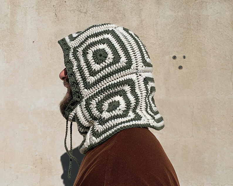Virkad balaklava i mormorsrutor som passar unisex.