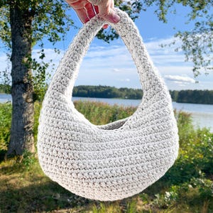 Virkmönster till en rund virkad väska i modern stil.