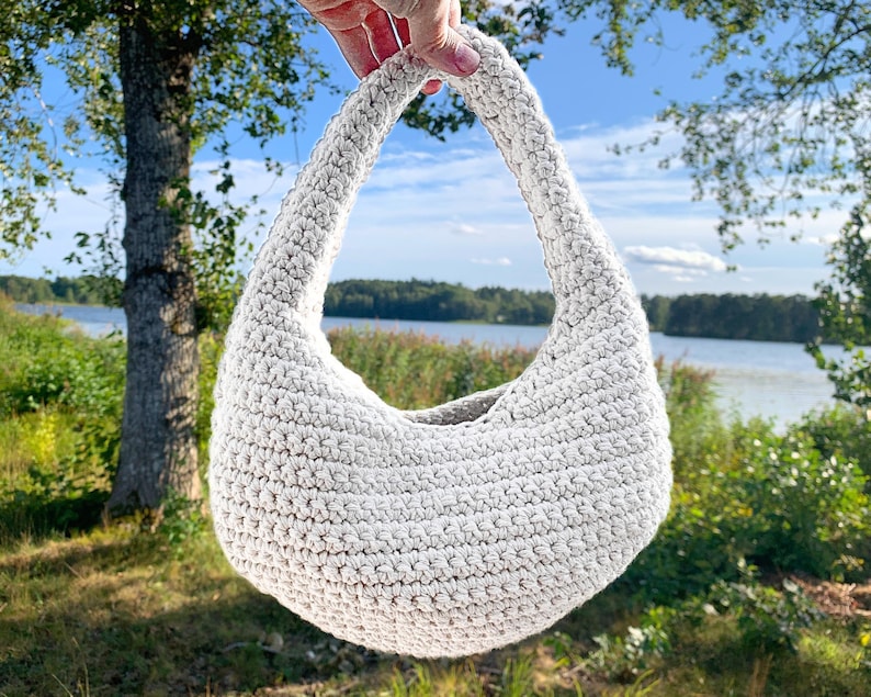 Virkmönster till en rund virkad väska i modern stil.