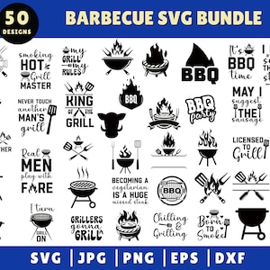 Może przedstawiać: Zbiór 50 czarno-białych wzorów SVG z motywem grillowania. Wzory przedstawiają różne frazy i obrazy związane z grillowaniem, takie jak "Come on baby light my fire", "The Grillfather", "Real men play with fire", "King of the Grill", "It's BBQ time", "Licensed to Grill", "Beer and BBQ" i "Born to Smoke".