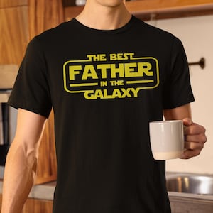 Funny Galaxy Dad Shirt – The Best Father in the Galaxy Tee for Sci-Fi Lovers, Cool Star Dad Gift, Space Father’s Day T-Shirt for Him