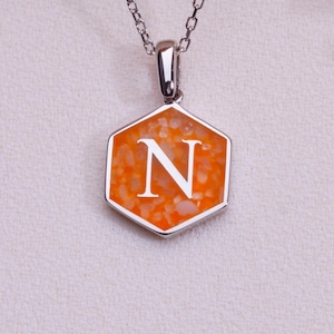 Pingente de ágata laranja com inicial - Colar de ágata laranja - Pingente inicial - Joia personalizada para presente para ela e ele, Colar com letras de pedra natural