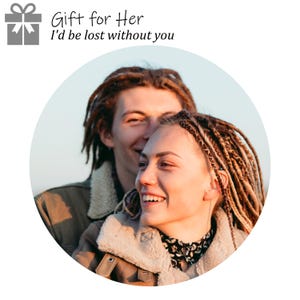 K&ouml;nnte beinhalten: Rundes Bild eines l&auml;chelnden Paares mit Dreadlocks. Die Frau tr&auml;gt eine braune Jacke mit cremefarbenem Shearling-Kragen. Der Text oben lautet "Geschenk f&uuml;r sie" und "Ich w&auml;re verloren ohne dich."