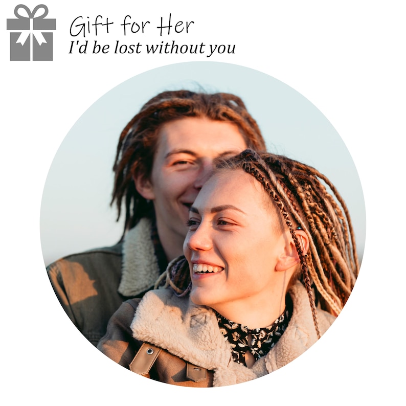 K&ouml;nnte beinhalten: Rundes Bild eines l&auml;chelnden Paares mit Dreadlocks. Die Frau tr&auml;gt eine braune Jacke mit cremefarbenem Shearling-Kragen. Der Text oben lautet "Geschenk f&uuml;r sie" und "Ich w&auml;re verloren ohne dich."