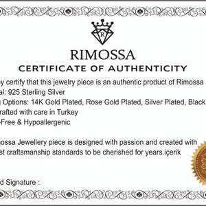 Pode incluir: Um certificado de autenticidade da Rimossa Jewellery, com uma borda decorativa. O documento certifica a autenticidade da joia, feita de prata de lei 925, com op&ccedil;&otilde;es de banho como ouro 14K e ouro rosa. Feito &agrave; m&atilde;o na Turquia e sem n&iacute;quel.