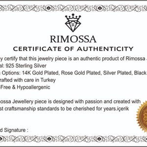 K&ouml;nnte beinhalten: Ein Echtheitszertifikat von Rimossa Jewellery mit dekorativem Rahmen. Das Dokument best&auml;tigt die Echtheit des Schmucks, hergestellt aus 925er Sterlingsilber, mit Plattierungsoptionen wie 14K Gold und Ros&eacute;gold. Handgefertigt in der T&uuml;rkei und nickelfrei.