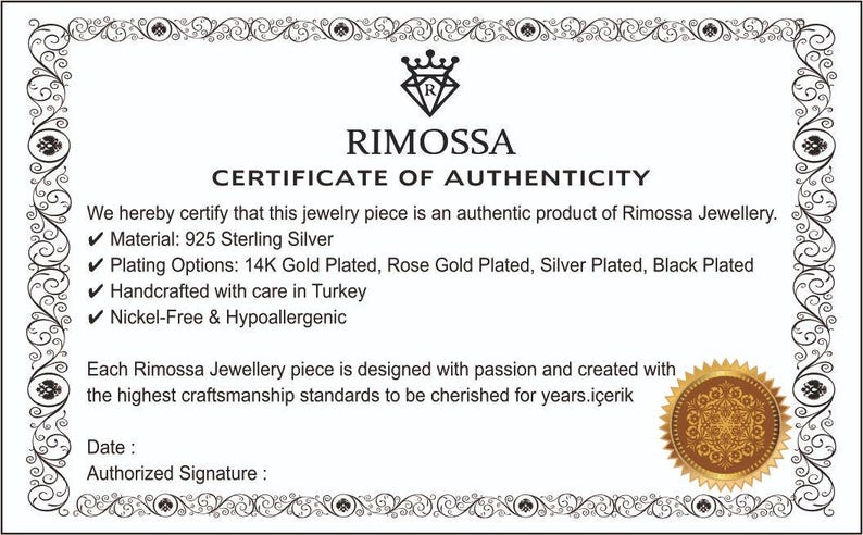 K&ouml;nnte beinhalten: Ein Echtheitszertifikat von Rimossa Jewellery mit dekorativem Rahmen. Das Dokument best&auml;tigt die Echtheit des Schmucks, hergestellt aus 925er Sterlingsilber, mit Plattierungsoptionen wie 14K Gold und Ros&eacute;gold. Handgefertigt in der T&uuml;rkei und nickelfrei.