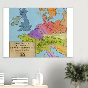 Op de afbeelding: Een vintage kaart van Europa, met landen en regio's in het Latijn. De kaart gebruikt een gedempt kleurenpalet met tinten blauw, groen, oranje en paars. Tekst bevat "NATIONES EUROPAE SEPTENTRIONALIS" en "Anno L. a. C. n."