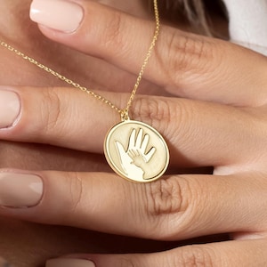 14k Gold Mom and Child Holding Hands Necklace, Dainty Mom and Baby Hands Necklace, Cute Family Pendant, New Mom Gift