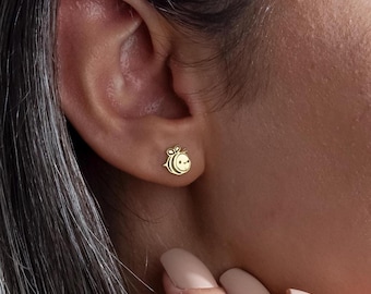 14k Gold kleine Biene Ohrstecker, zarte minimalistische Schmuck, süße Biene Ohrringe, Geschenk für kleine Mädchen, Geschenk für Tierliebhaber